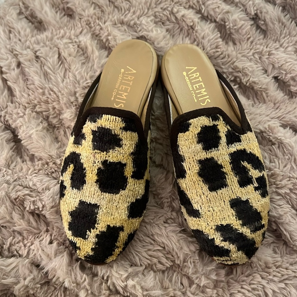 Artemis slides. Leopard print velvet